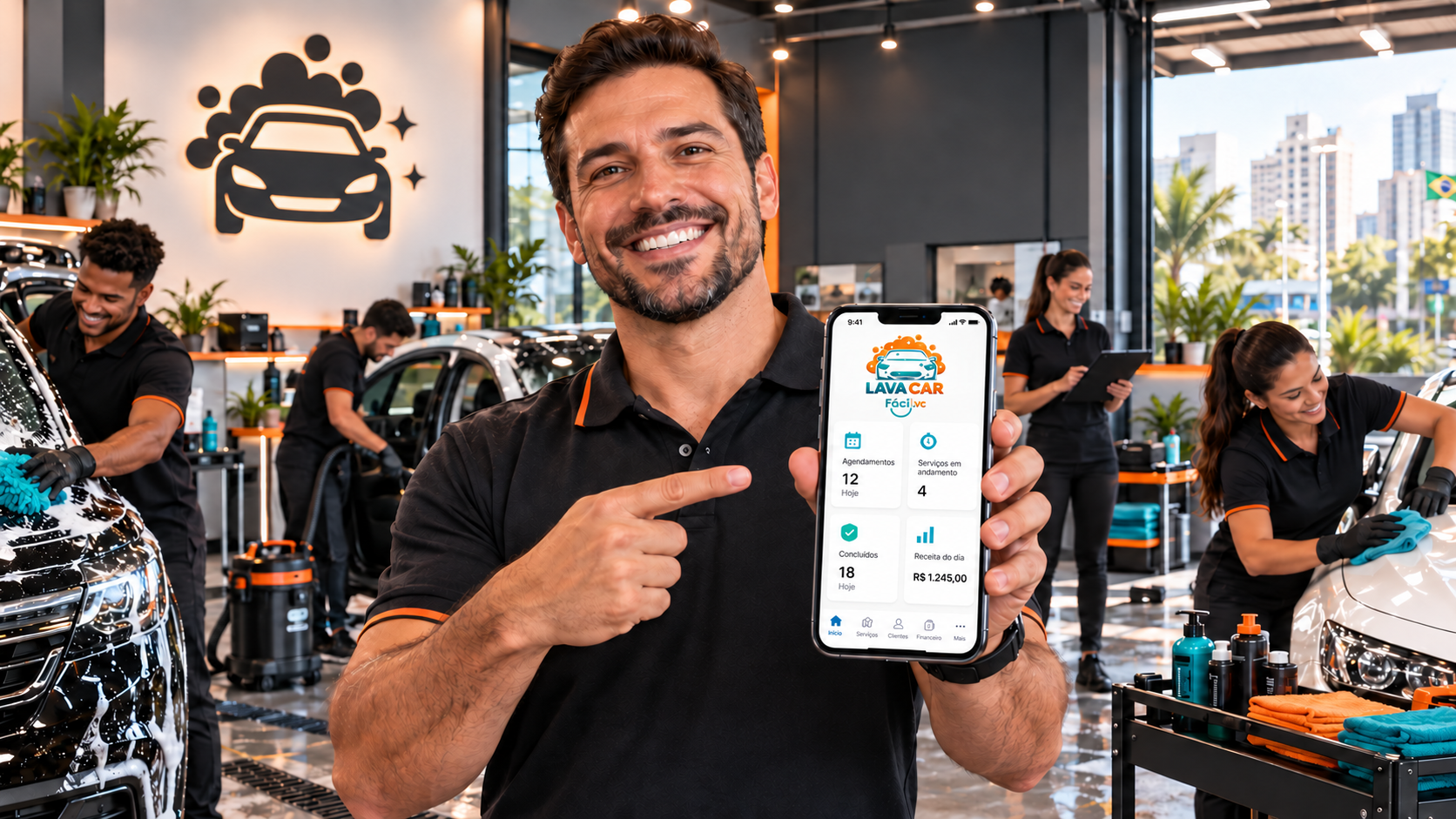 Empresário satisfeito mostrando o Lavacar Fácil.vc em uma operação organizada